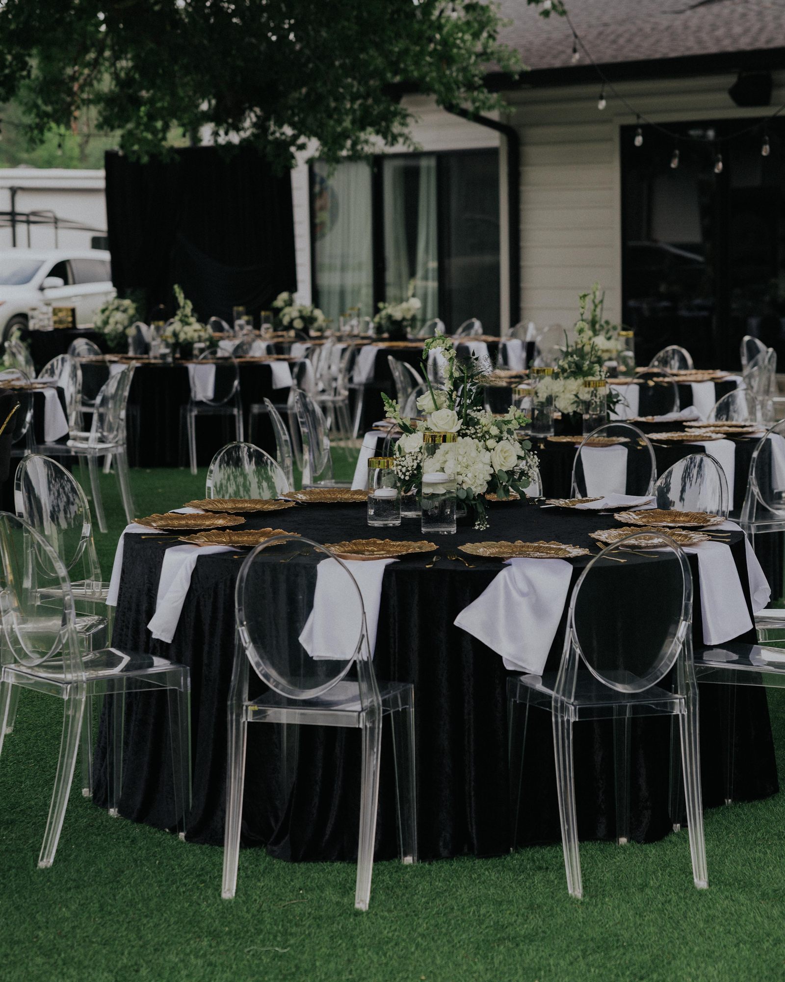 Recepción de boda con mesas en negro y dorado